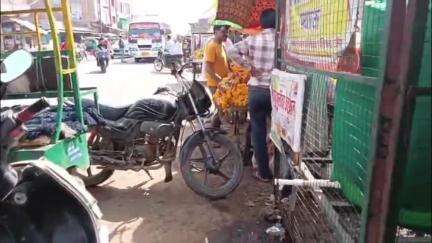 जौरा: जौरा शहर के तिकोनिया पार्क में प्याऊ के सामने खड़े वाहनों से लोग परेशान