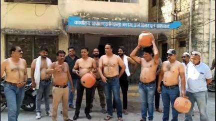 झालरापाटन: झालावाड़ शहर में बिगड़ती पेयजल व्यवस्था के विरोध में कांग्रेस नेताओं ने PHED दफ्तर के बाहर किया अर्धनग्न प्रदर्शन
