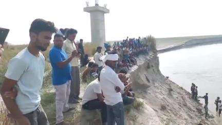 सगड़ी: रौनापार थाना क्षेत्र के गोला नवनिर्मित पुल के पास घाघरा नदी में नहाते समय युवक गहरे पानी में डूबा, तलाश जारी