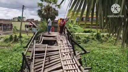 মগরাহাট ২: মাহিতালা খালধার কালো কাঠের পোল এলাকায় বিপদজনক অবস্থায় পড়ে রয়েছে কাঠের সেতু সংস্কারের দাবি এলাকাবাসীদের#jansamasya