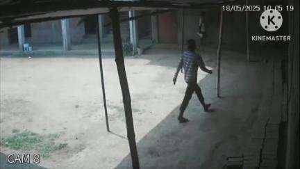 चंडी: तीनि लोदीपुर में निजी स्कूल में चोरी करने आए एक चोर को ग्रामीणों ने पकड़कर पुलिस को सौंपा