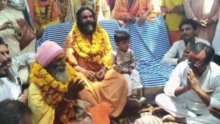 मुंगावली: पूर्व राज्य मंत्री और विधायक बृजेंद्र सिंह यादव सपरिवार श्रीमद् भागवत कथा में शामिल हुए