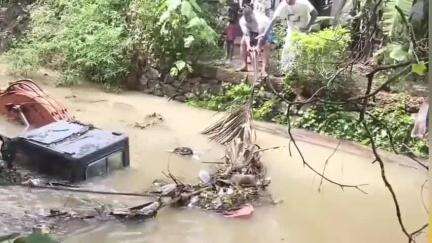 ചാവക്കാട്: ഗുരുവായൂരിൽ തോട് വൃത്തിയാക്കാൻ എത്തിയ മണ്ണുമാന്തി യന്ത്രം കനത്ത മഴയിൽ വെള്ളത്തിൽ മുങ്ങി