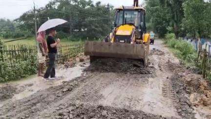 করিমগঞ্জ: দুর্লভছড়ার রাস্তার বেহাল দশা, সাময়িক মেরামতির ব্যবস্থা করল জেলা পরিষদ