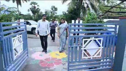 నరసాపురం: పలు గ్రామాల్లో స్వయం సహాయక గ్రూపులు నిర్వహిస్తున్న యూనిట్లను పరిశీలించిన జిల్లా కలెక్టర్