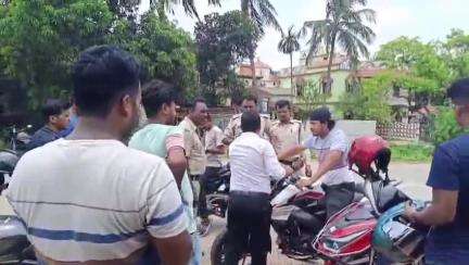 দাসপুর ১: ভীমতলাতে বাইকের ধাক্কায় গুরুতর আহত মহিলা, নিয়ে যাওয়া হল হাসপাতালে