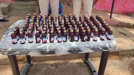 पत्थलगांव: बागबहार पुलिस ने फिल्मी स्टाइल में 11 लीटर अवैध नशीला कफ सिरफ पकड़ा, ग्राहक बन कर आरोपी से तय किया सौदा और फिर धर दबोचा
