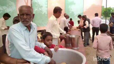 गोला गोकरणनाथ: गोला नगर के लखीमपुर रोड स्थित हनुमान मंदिर पर बड़े मंगल के उपलक्ष्य में कई स्थानों पर सुंदरकांड के बाद भंडारा