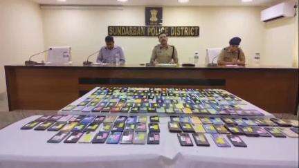 কাকদ্বীপ: ২০৪টি হারিয়ে যাওয়া মোবাইল উদ্ধার করল সুন্দরবন পুলিশ জেলার পুলিশ সেই মোবাইল তুলে দিলেন সুন্দরবন পুলিশ জেলার পুলিশ সুপার