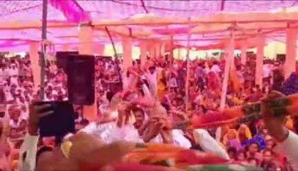सपोटरा: लेदिया में आयोजित हरि कीर्तन पद दंगल कार्यक्रम में विधायक हंसराज मीना हुए शामिल, लोगों ने किया स्वागत
