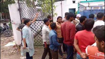 सैलाना: धामनोद में हिंदू संगठन ने 8 लाइन टोल पर मांस से भरी गाड़ी पकड़कर पुलिस को सौंपी