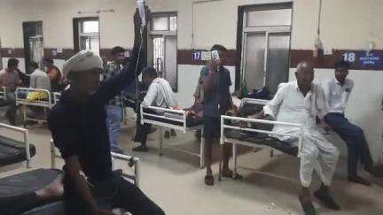 मुरैना नगर: गर्मी के चलते जिला अस्पताल में मरीज बढे,अटेंडर हाथों में बोतल लेकर चढ़वा रहे ड्रिप,मरीज हो रहे परेशान। #janasamasya