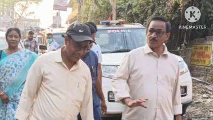 বিষ্ণুপুর ২: আমতলা চৌরাস্তা মোড় এলাকায় যানজট নিয়ন্ত্রণের জন্য রাস্তা পরিমাপ করার জন্য এলাকায় পৌঁছান বিধায়ক ও সরকারি আধিকারিকরা