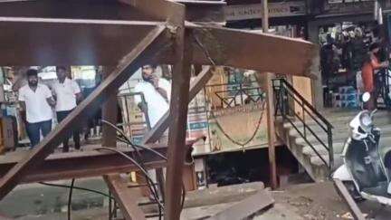 शिरूर: सणसवाडी मध्ये होर्डिंग कोसळले, 7 ते 8 दुचाकीचे नुकसान