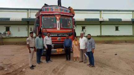 నారాయణ్​ఖేడ్: సిర్గాపూర్ లో అక్రమంగా తరలిస్తున్న బియ్యం పట్టివేత