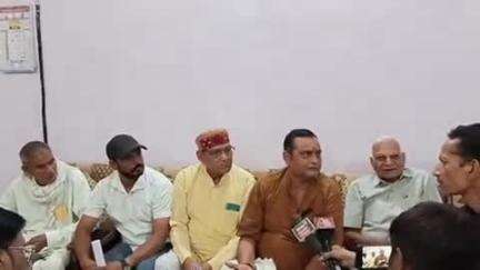 दतिया नगर: पूर्व गृहमंत्री महेंद्र बौद्ध पर चचेरे भाइयों ने छल्लापुरा में पत्रकारवार्ता कर सरकारी जमीन हड़पने का आरोप लगाया