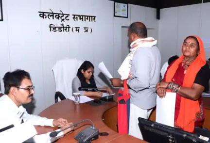 डिंडौरी: कलेक्टर नेहा मारव्या ने जनसुनवाई में 82 आवेदन पत्रों के निपटारे के लिए अधिकारियों को निर्देश दिए