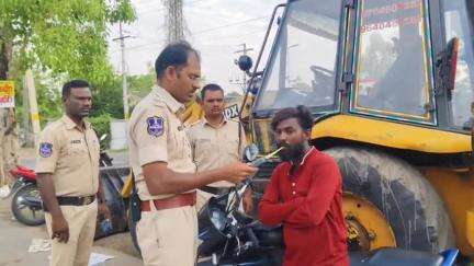 అసిఫాబాద్: ఆసిఫాబాద్ జిల్లా కేంద్రంలో డ్రంక్ అండ్ డ్రైవ్ తనిఖీలు,ఇద్దరిపై కేసు నమోదు చేసిన ఆసిఫాబాద్ ఎస్సై ప్రశాంత్