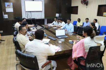 झाबुआ: झाबुआ कलेक्टर सभा कक्ष में कलेक्टर ने सीएम हेल्पलाइन मामलों की समीक्षा की, बैठक आयोजित