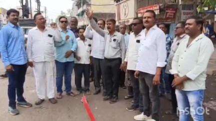 जळगाव: छगन भुजबळ यांची मंत्रीपदी वर्णी लागल्यानंतर जळगाव शहरात भुजबळ समर्थकांतर्फे फटाके फोडत जिलेबी वाटप करत आनंद उत्सव साजरा*