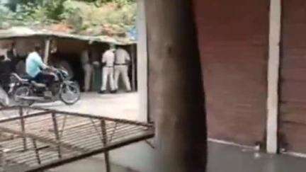 हरदा: सिराली में मंदिर में मूर्ति तोड़ने का मामला, पुलिस द्वारा आरोपियों की पहचान छिपाने से नाराज व्यापारियों ने बाजार बंद रखा