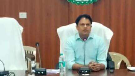 खैरागढ़ कलेक्टर कार्यालय में बैठक, मुख्यमंत्री की घोषणाओं के प्रभावी क्रियान्वयन हेतु कलेक्टर चंद्रवाल ने दिए निर्देश