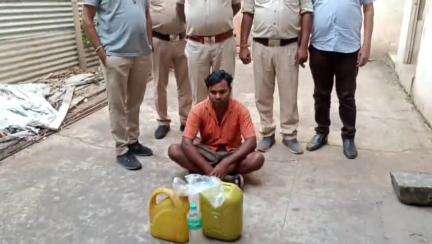 पत्थलगांव: केराकछार में अवैध महुआ शराब के खिलाफ सख्त कार्रवाई, 15 लीटर महुआ शराब के साथ आरोपी को किया गया गिरफ्तार