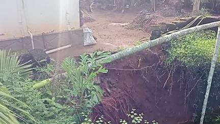 ചാവക്കാട്: ശക്തമായ മഴയില്‍ എളവള്ളി മേഖലയിൽ വ്യാപക നാശനഷ്ടം, പ്ലാവ് കടപുഴകി വീണ് വീട് തകർന്നു
