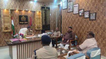 कर्वी: पुलिस अधीक्षक चित्रकूट ने अपने कार्यालय में जनप्रतिनिधियों के साथ गोष्ठी कर बेहतर कानून व्यवस्था के लिए सुझाव लिए