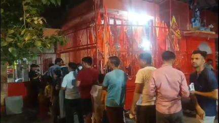 धनौरा: गजरौला के इंदिरा चौक पर स्थित हनुमान मंदिर पर प्रसाद चढ़ाने के लिए भक्तों की भीड़ उमड़ी