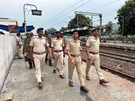 चांडिल: आरपीएफ-जीआरपी टीम ने दंगा ड्रिल उपकरणों के साथ किया वर्चस्व अभ्यास