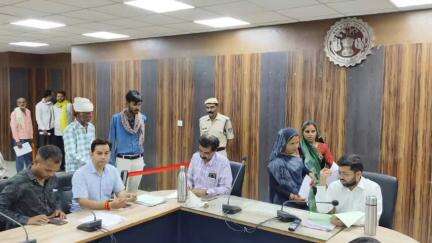 दतिया नगर: जिला पंचायत सीईओ ने न्यू कलेक्ट्रेट सभागार में 65 आवेदनों पर की जनसुनवाई, समस्याओं के निराकरण हेतु दिए निर्देश।