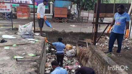 निलंगा: निलंगा नगरपरिषद वतीने अवकाळी पावसामुळे स्वच्छता मोठे नाले सफाई अभियान.