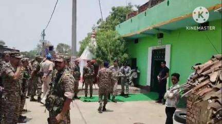 चेनारी: सेमरी गांव पहुंचे सीआरपीएफ के डीजी, शहीद जवान दिलीप कुमार के परिजनों से की मुलाकात