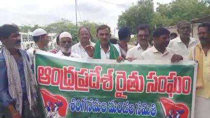శింగనమల: కల్లమడి గ్రామంలోని పండించిన పంటకు గిట్టుబాటు ధర కల్పించాలని రైతు సంఘం జిల్లా అధ్యక్షులు చిన్నప్ప యాదవ్ డిమాండ్ చేశారు
