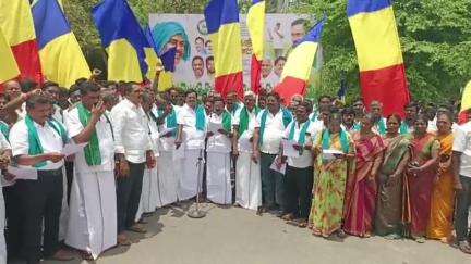 திருவண்ணாமலை: ஆட்சியர் அலுவலக நுழைவாயில் முன்பு தெற்கு மாவட்ட தமிழ்நாடு உழவர் பேரியக்கம் சார்பில் மாபெரும் கண்டன ஆர்ப்பாட்டம்