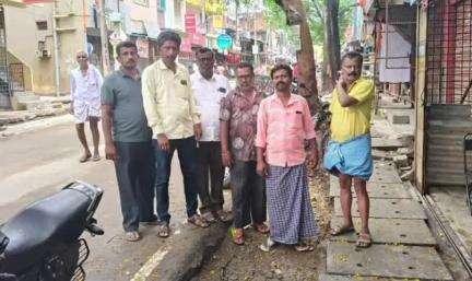 ಚನ್ನಪಟ್ಟಣ: ನಗರಸಭೆ ಸರ್ಕಲ್‌ನಿಂದ ರೈಲ್ವೇ ನಿಲ್ದಾಣದವರೆಗಿನ ರಸ್ತೆಯಲ್ಲಿ‌ ಕಳಪೆ ಕಾಮಗಾರಿ, ಸಾರ್ವಜನಿಕರ ಪ್ರತಿಭಟನೆ