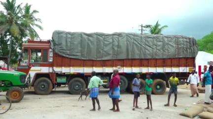 செய்யாறு: கீழ் நெல்லி பகுதியில் அரசு நேரடி நெல் கொள்முதல் நிலையத்தில் நெல் விவசாயிகளுக்கு பண பட்டோட செய்யப்படவில்லை என லாரியை சிறை பிடித்து போராட்டம்#localissue