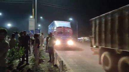 करेली: नरसिंहपुर जिले में NH-45 भोपाल-जबलपुर हाइवे पर खड़े ट्राला से वैन टकराई