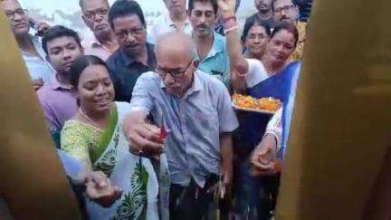 ঝাড়গ্রাম: বিধায়ক বীরবাহা হাঁসদা কোভিড যোদ্ধা টিম ও ১৬ নম্বর ওয়ার্ড তৃণমূল কংগ্রেসের উদ্যোগে রক্তদান শিবির ঝাড়গ্রাম শহরে