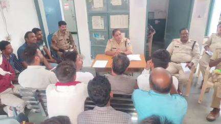 महाराजपुर: महाराजपुर एवं गढ़ीमलहरा थाने में मोबाइल दुकानदारों व सिम बेचने वालों के साथ हुई बैठक