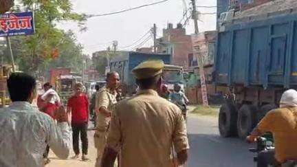 सिराथू: सैनी चौराहा पर एसडीएम, आरटीओ, खनन व पुलिस ने ओवरलोड के खिलाफ अभियान चलाया, 5 वाहनों को पकड़कर ₹7 लाख का लगाया जुर्माना
