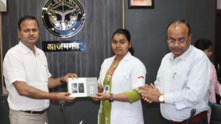 आज़मगढ़: डीएम रविंद्र कुमार ने कहा- काम नहीं तो पद नहीं, 73 आशाओं को नोटिस देकर सेवा से हटाने का दिया आदेश