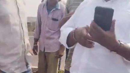 అసిఫాబాద్: ఇందిరానగర్ గ్రామ శివారులో బైక్ అదుపుతప్పి బోల్తా, ఇద్దరికి తీవ్ర గాయాలు
