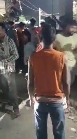 मांझी: मांझी थाना बाजार में यात्रियों से भरा ऑटो पलटने से बाल-बाल बचा, लगा जाम