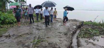 উত্তৰ লক্ষীমপুৰ: পূৱ তেলাহীত সোৱণশিৰি নৈৰ খহনীয়া পৰিদৰ্শন জিলা আয়ুক্তৰ ,উপস্থিত থাকে চক্ৰ বিষয়া