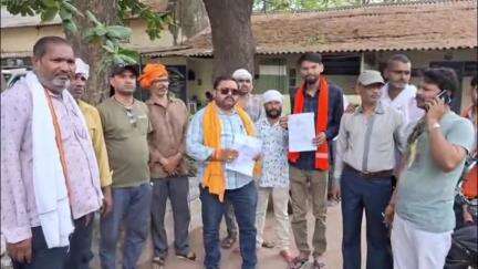 छतरपुर नगर: वार्ड नंबर 9 के वार्डवासियों ने बिजली की समस्या को लेकर बिजली विभाग को दिया ज्ञापन