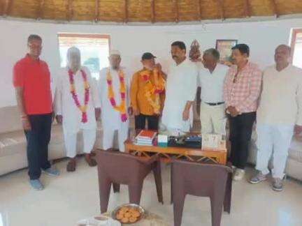 जसपुर: विधायक आदेश चौहान ने ग्राम निवार मंडी स्थित अपने आवास पर मुस्लिम छिपी बिरादरी के नवनिर्वाचित सदस्यों का स्वागत किया