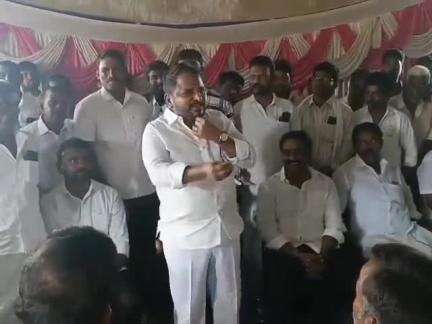 శింగనమల: పుట్లూరులోని వైసీపీ నాయకులతో కార్యకర్తలతో సమావేశం నిర్వహించిన సింగనమల సమన్వయకర్త మాజీ మంత్రి శైలజనాథ్