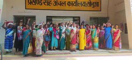 सोनुआ: काम की तलाश में भटक रहे 29 मजदूरों ने बीडीओ को सौंपा ज्ञापन